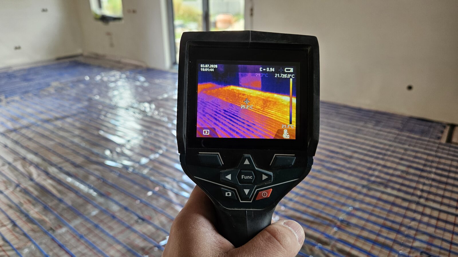 Pomiar kamerą termowizyjną potwierdzający równomierną pracę kabli grzewczych