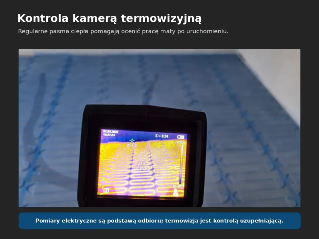 Kamera termowizyjna pokazująca regularne pasma ciepła na powierzchni maty grzewczej