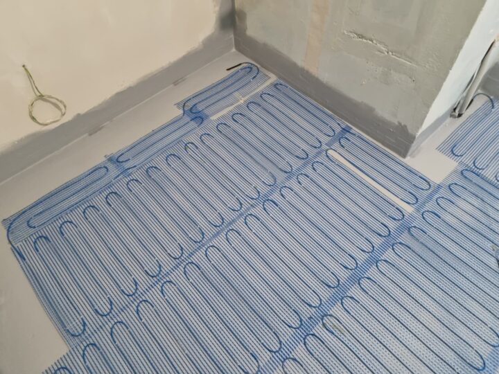 Mata grzewcza przyklejona do zagruntowanej wylewki w łazience