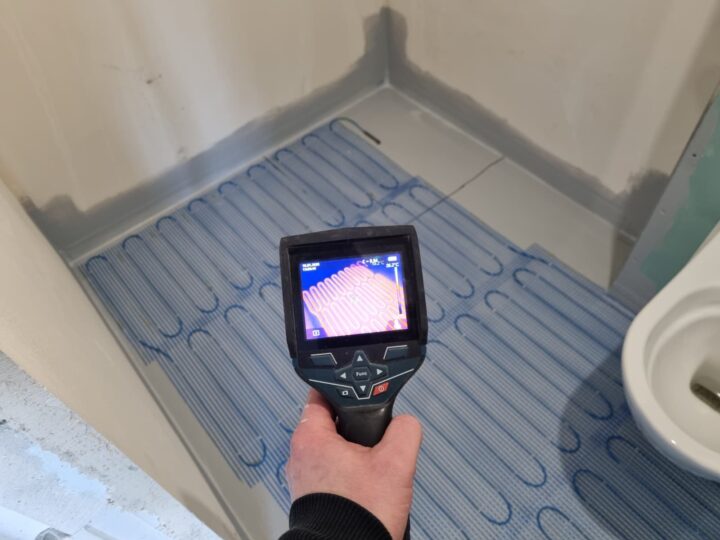 Badanie kamerą termowizyjną maty grzewczej ułożonej w łazience